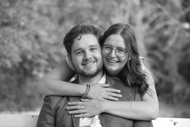Črno-bela fotografija para, ki se objema in smeji